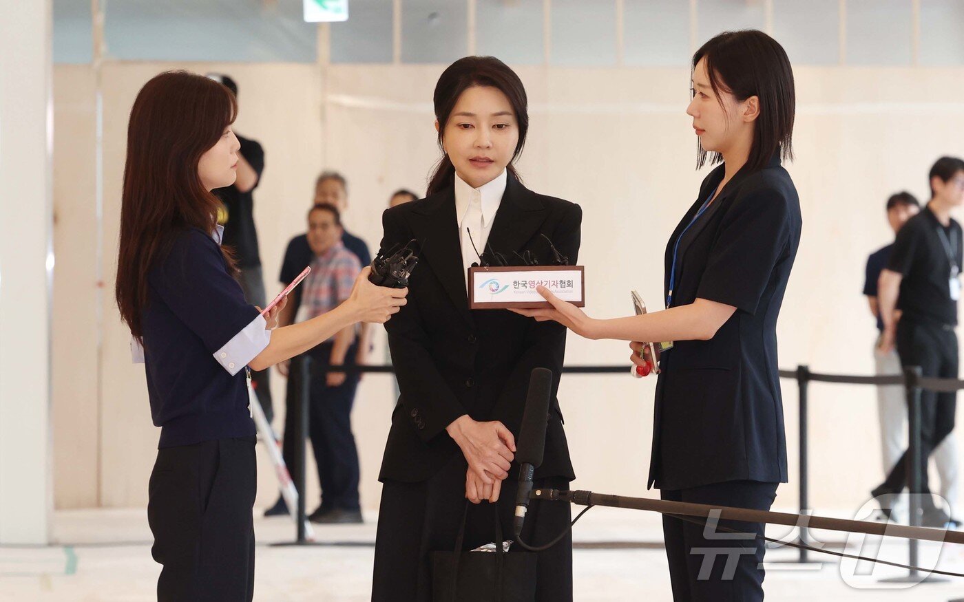 본문 이미지 - 윤석열 전 대통령의 부인 김건희 여사가 지난 6일 서울 종로구에 마련된 김건희 특검팀&#40;특별검사 민중기&#41; 사무실에 첫 조사를 받기 위해 피의자 신분으로 출석하고 있다. 2025.8.6/뉴스1 ⓒ News1 사진공동취재단