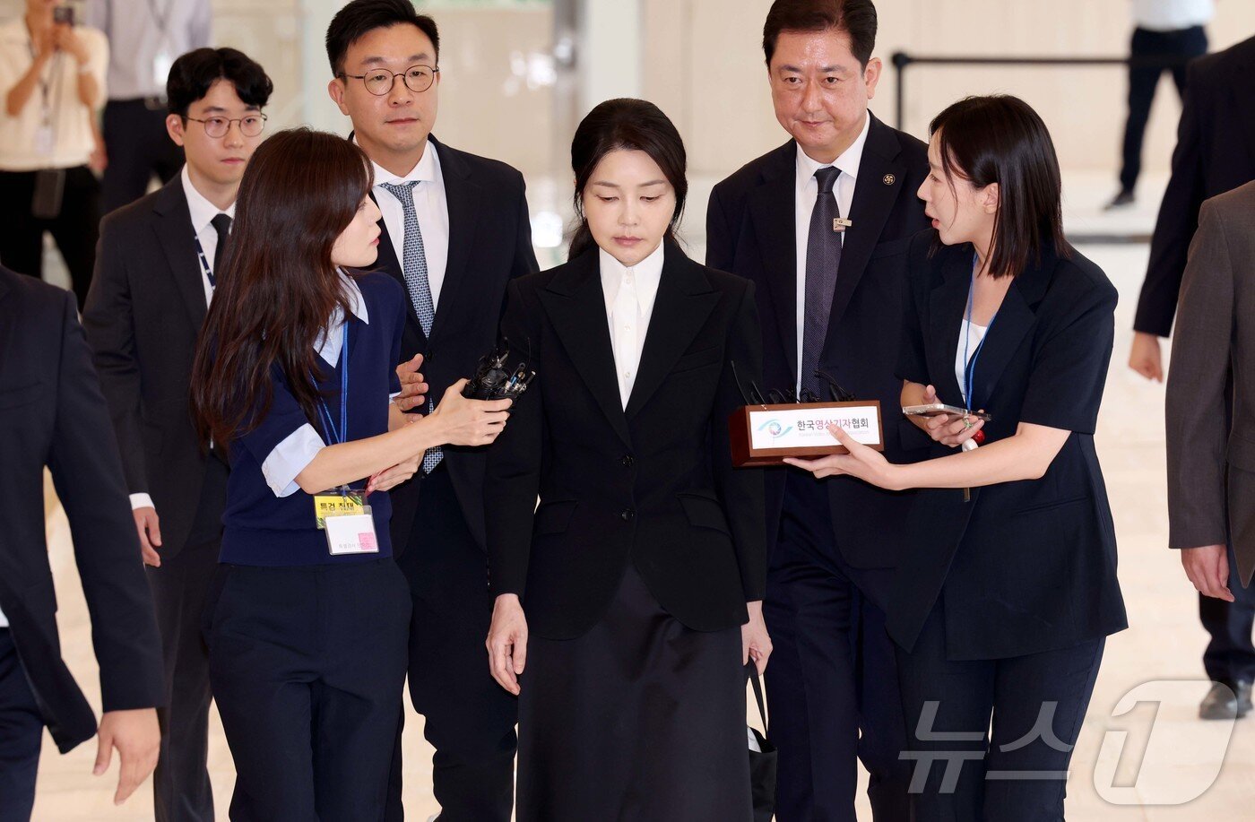 본문 이미지 - 윤석열 전 대통령 부인 김건희 여사가 6일 서울 종로구 민중기 김건희 특별검사팀 사무실에 자본시장법 위반 등 혐의 피의자 신분으로 출석하고 있다. 2025.8.6/뉴스1 ⓒ News1 사진공동취재단