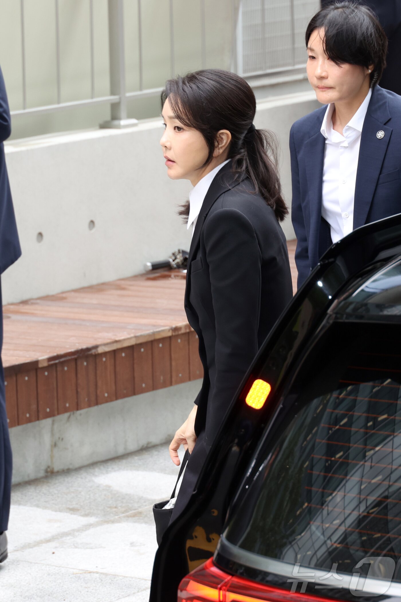 본문 이미지 - 윤석열 전 대통령 부인 김건희 여사가 서울 종로구 KT광화문빌딩 웨스트에 마련된 특검팀에 피의자 신분으로 출석하고 있다. 2025.8.6/뉴스1 ⓒ News1 사진공동취재단