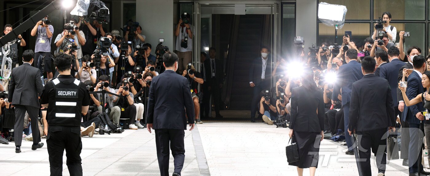 본문 이미지 - 윤석열 전 대통령의 부인 김건희 여사가 6일 서울 종로구에 마련된 김건희 특검팀(특별검사 민중기) 사무실에 첫 조사를 받기 위해 피의자 신분으로 출석하고 있다. 2025.8.6/뉴스1 ⓒ News1 사진공동취재단