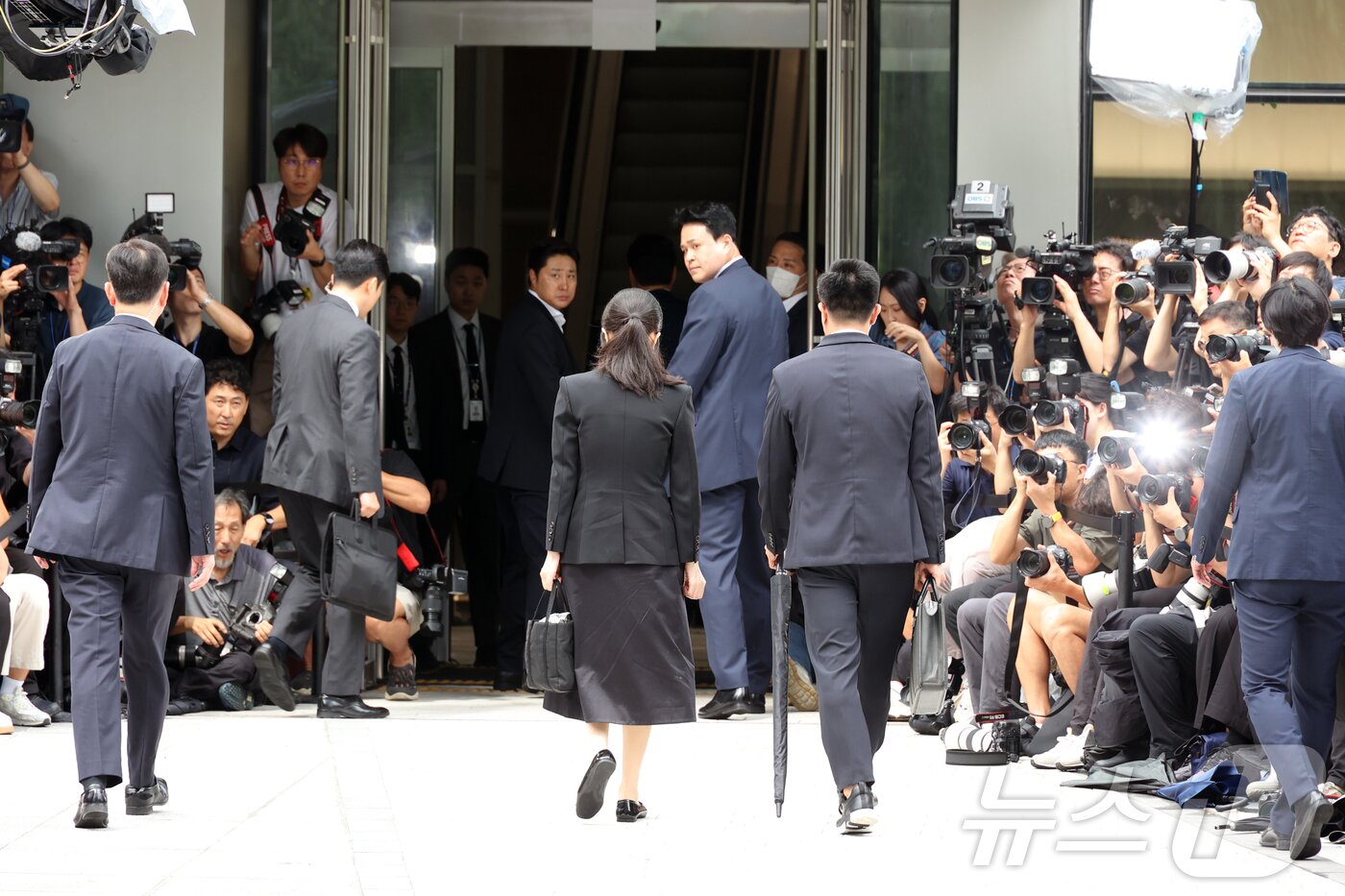본문 이미지 - 윤석열 전 대통령의 부인 김건희 여사가 지난 8월 6일 서울 종로구에 마련된 김건희 특검팀&#40;특별검사 민중기&#41; 사무실에 첫 조사를 받기 위해 피의자 신분으로 출석하고 있는 모습. 2025.8.6/뉴스1 ⓒ News1 사진공동취재단