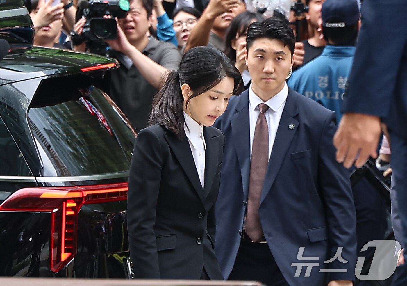 본문 이미지 - 윤석열 전 대통령 부인 김건희 여사가 6일 서울 종로구에 마련된 김건희 특검팀(특별검사 민중기) 사무실로 조사를 받기 위해 출석하고 있다. ⓒ News1 김도우 기자