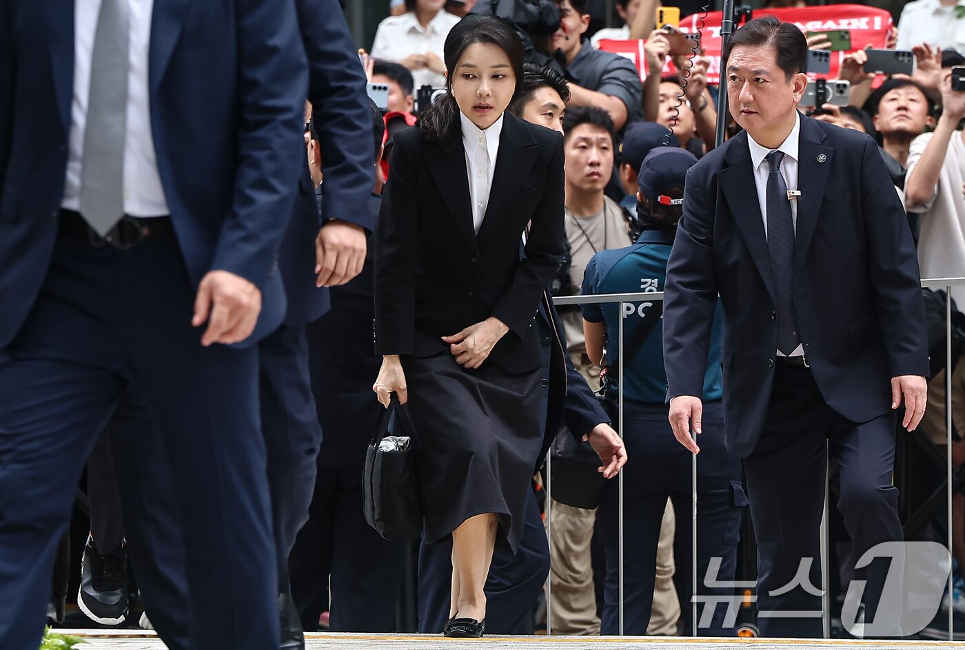 본문 이미지 - 윤석열 전 대통령 부인 김건희 여사가 6일 서울 종로구에 마련된 김건희 특검팀(특별검사 민중기) 사무실로 조사를 받기 위해 출석하고 있다. 2025.8.6/뉴스1 ⓒ News1 김도우 기자
