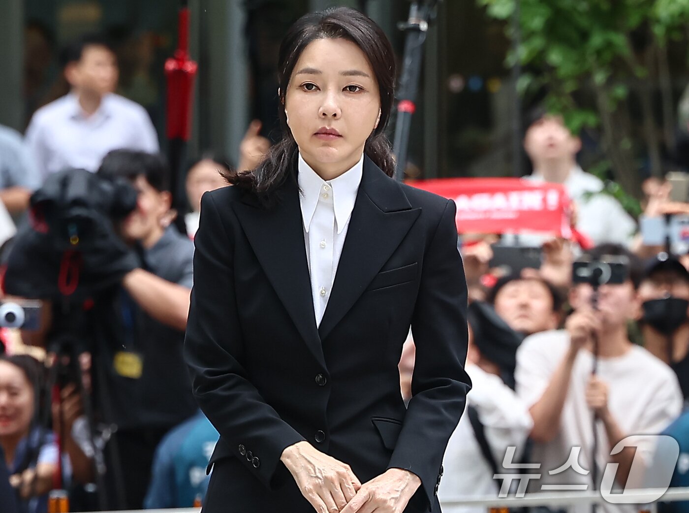 본문 이미지 - 윤석열 전 대통령 부인 김건희 여사가 6일 서울 종로구에 마련된 김건희 특검팀(특별검사 민중기) 사무실로 조사를 받기 위해 출석하고 있다. 2025.8.6/뉴스1 ⓒ News1 김도우 기자