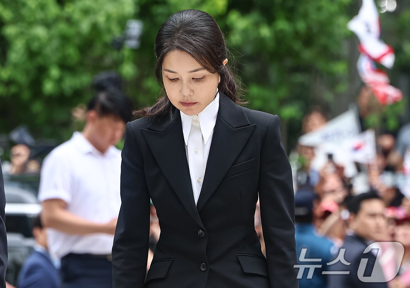 본문 이미지 - 윤석열 전 대통령 부인 김건희 여사가 6일 서울 종로구에 마련된 김건희 특검팀(특별검사 민중기) 사무실로 조사를 받기 위해 출석하고 있다. 2025.8.6/뉴스1 ⓒ News1 김도우 기자