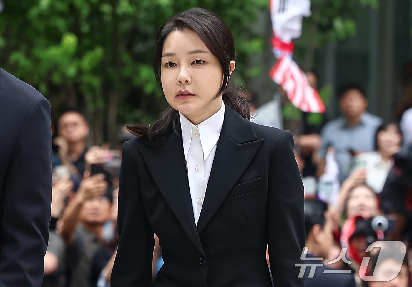 본문 이미지 - 윤석열 전 대통령 부인 김건희 여사가 6일 서울 종로구에 마련된 김건희 특검팀(특별검사 민중기) 사무실로 조사를 받기 위해 출석하고 있다. 2025.8.6/뉴스1 ⓒ News1 김도우 기자