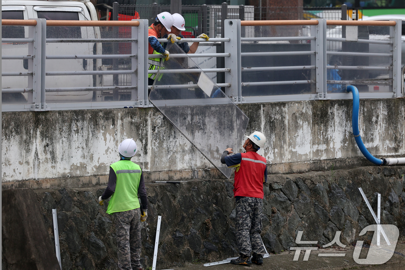 (광주=뉴스1) 이승현 기자 = 6일 오전 광주 북구 신안동에서 작업자들이 홍수 방어벽의 투명 아크릴판을 제거하고 있다. 2025.8.6/뉴스1