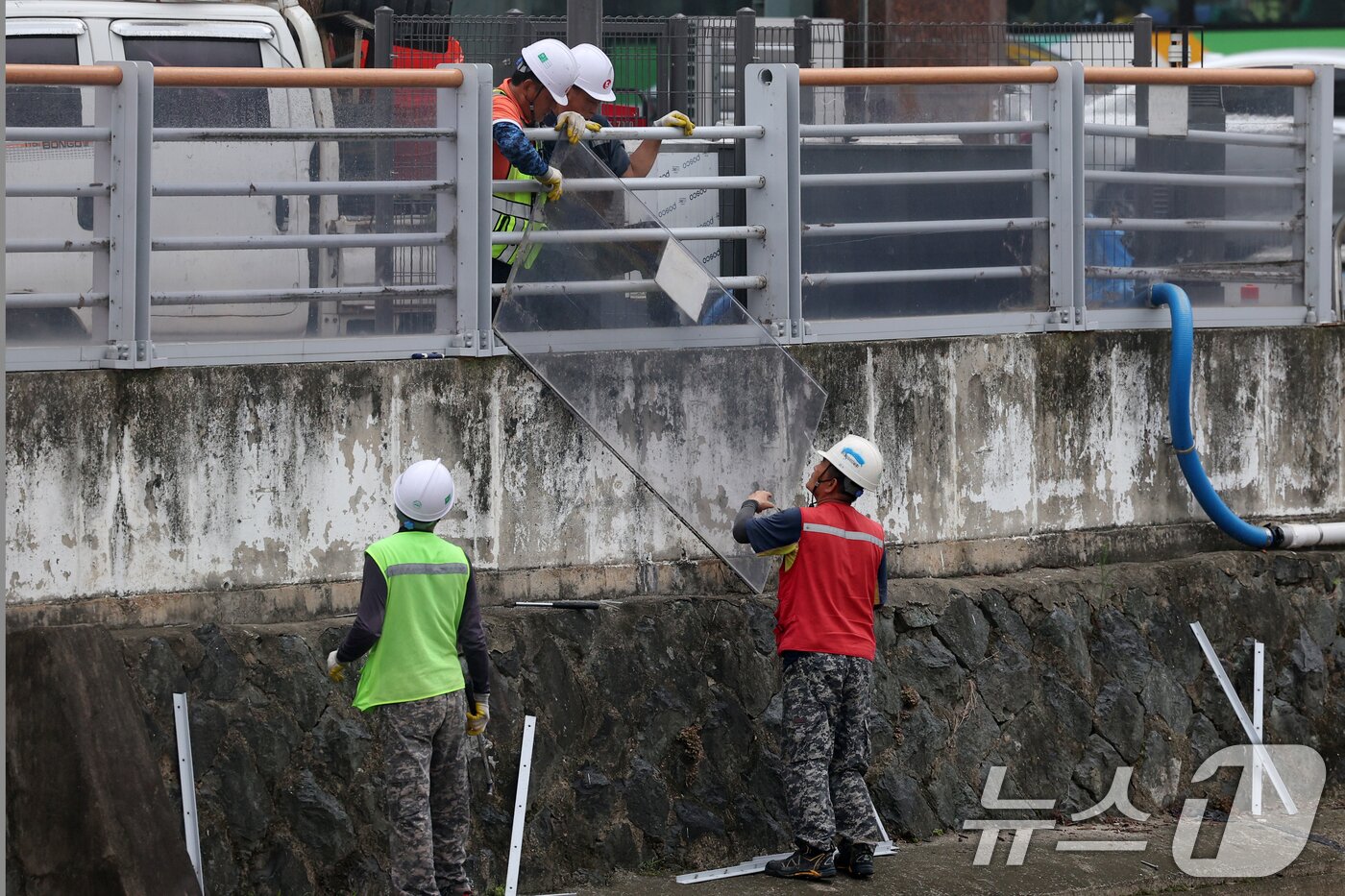 본문 이미지 - 6일 오전 광주 북구 신안동에서 작업자들이 홍수 방어벽의 투명 아크릴판을 제거하고 있다. 2025.8.6/뉴스1 ⓒ News1 이승현 기자