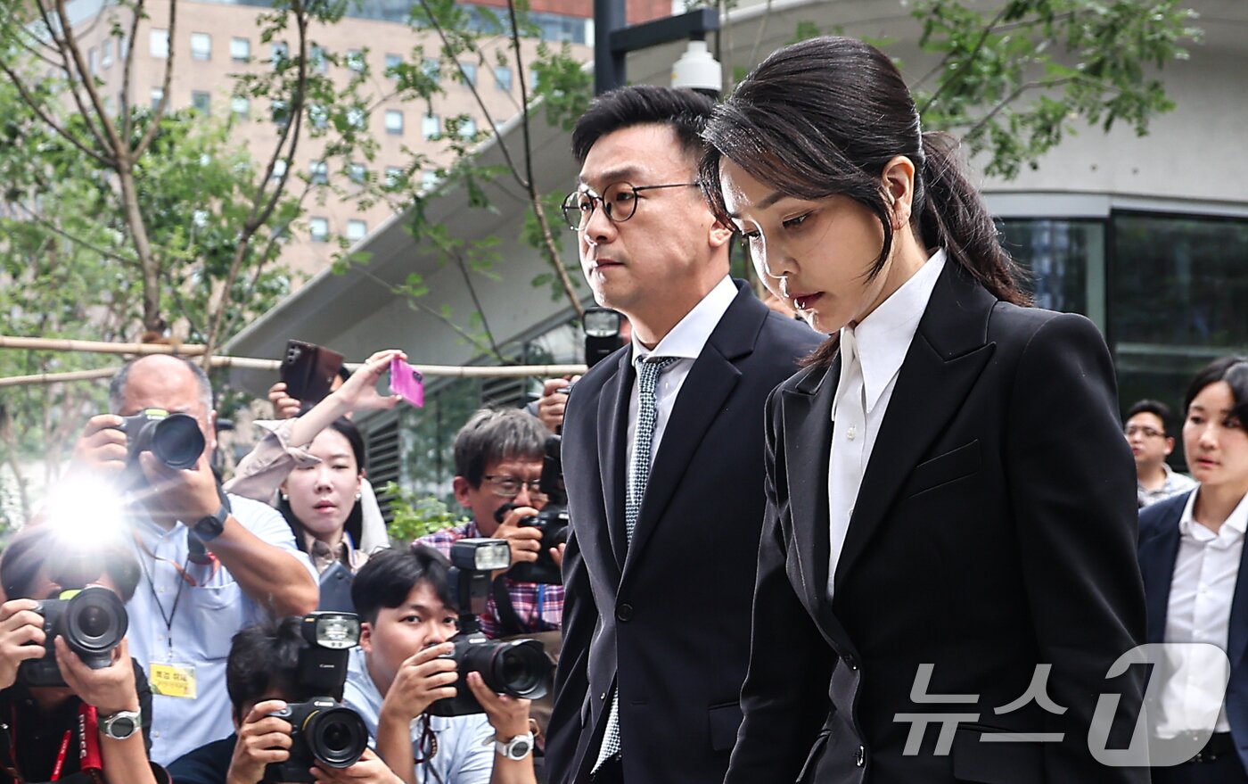 본문 이미지 - 윤석열 전 대통령 부인 김건희 여사가 6일 서울 종로구에 마련된 김건희 특검팀&#40;특별검사 민중기&#41; 사무실로 조사를 받기 위해 출석하고 있다. 2025.8.6/뉴스1 ⓒ News1 김도우 기자