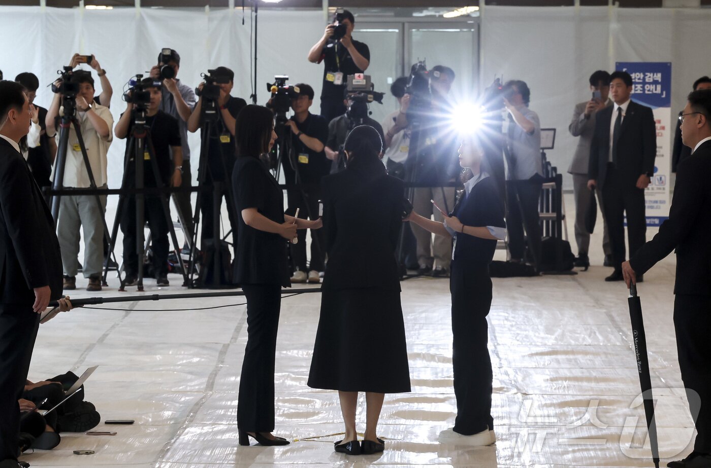 본문 이미지 - 윤석열 전 대통령의 부인 김건희 여사가 6일 서울 종로구에 마련된 김건희 특검팀&#40;특별검사 민중기&#41; 사무실에 첫 조사를 받기 위해 피의자 신분으로 출석해 입장을 밝히고 있다. 2025.8.6/뉴스1 ⓒ News1 사진공동취재단
