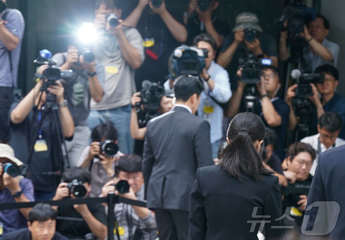 본문 이미지 - 윤석열 전 대통령의 부인 김건희 여사가 6일 서울 종로구에 마련된 김건희 특검팀&#40;특별검사 민중기&#41; 사무실에 첫 조사를 받기 위해 피의자 신분으로 출석하고 있다. 2025.8.6/뉴스1 ⓒ News1 사진공동취재단