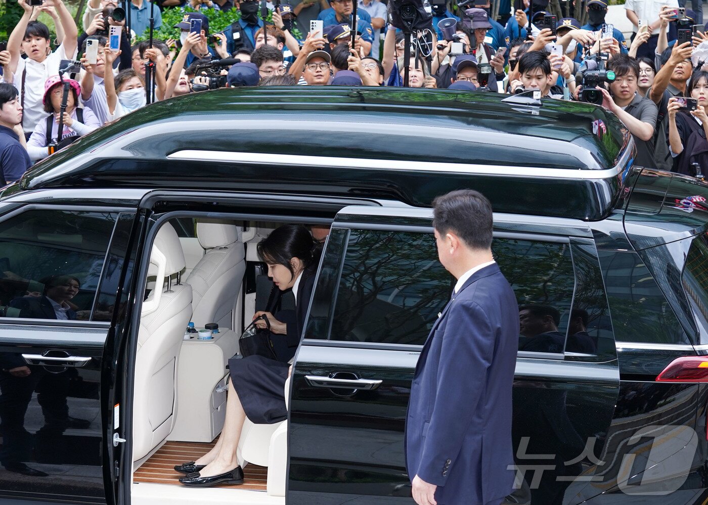 본문 이미지 - 윤석열 전 대통령의 부인 김건희 여사가 6일 서울 종로구에 마련된 김건희 특검팀(특별검사 민중기) 사무실에 첫 조사를 받기 위해 피의자 신분으로 출석하고 있다. 2025.8.6/뉴스1 ⓒ News1 사진공동취재단