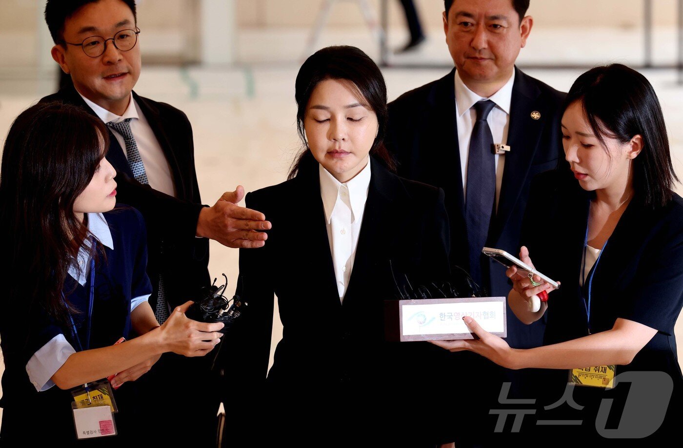 본문 이미지 - 윤석열 전 대통령의 부인 김건희 여사가 6일 서울 종로구에 마련된 김건희 특검팀&#40;특별검사 민중기&#41; 사무실에 첫 조사를 받기 위해 피의자 신분으로 출석하고 있다. 2025.8.6/뉴스1 ⓒ News1 사진공동취재단