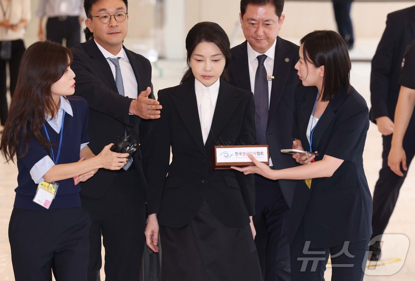 본문 이미지 - 윤석열 전 대통령의 부인 김건희 여사가 지난 6일 서울 종로구에 마련된 김건희 특검팀&#40;특별검사 민중기&#41; 사무실에 첫 조사를 받기 위해 피의자 신분으로 출석하고 있는 모습. 2025.8.6/뉴스1 ⓒ News1 사진공동취재단