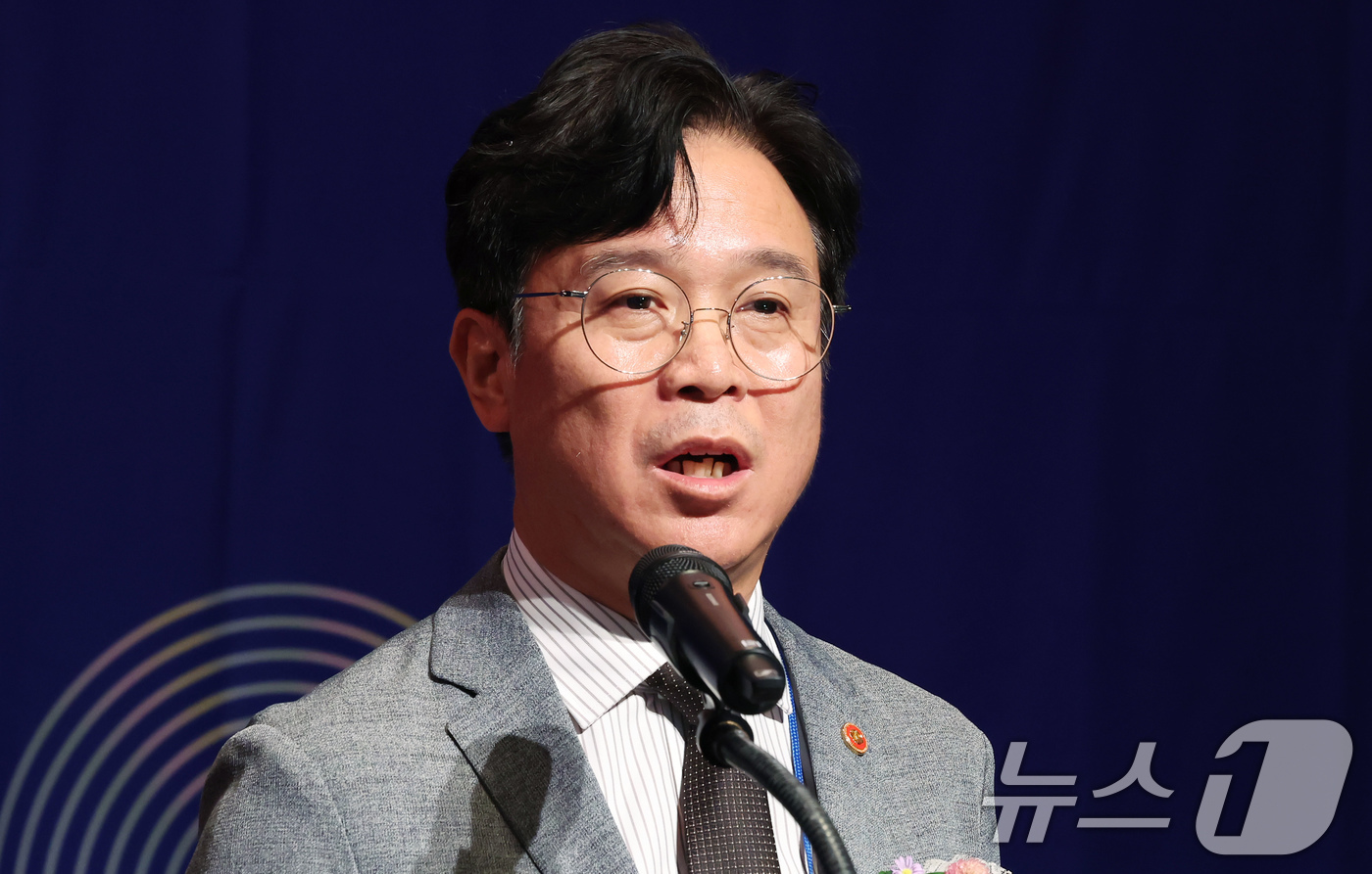 (서울=뉴스1) 장수영 기자 = 김영훈 고용노동부 장관이 6일 오전 서울 중구 신라호텔에서 열린 EPS(고용허가제) 콘퍼런스에서 인사말을 하고 있다. 2025.8.6/뉴스1