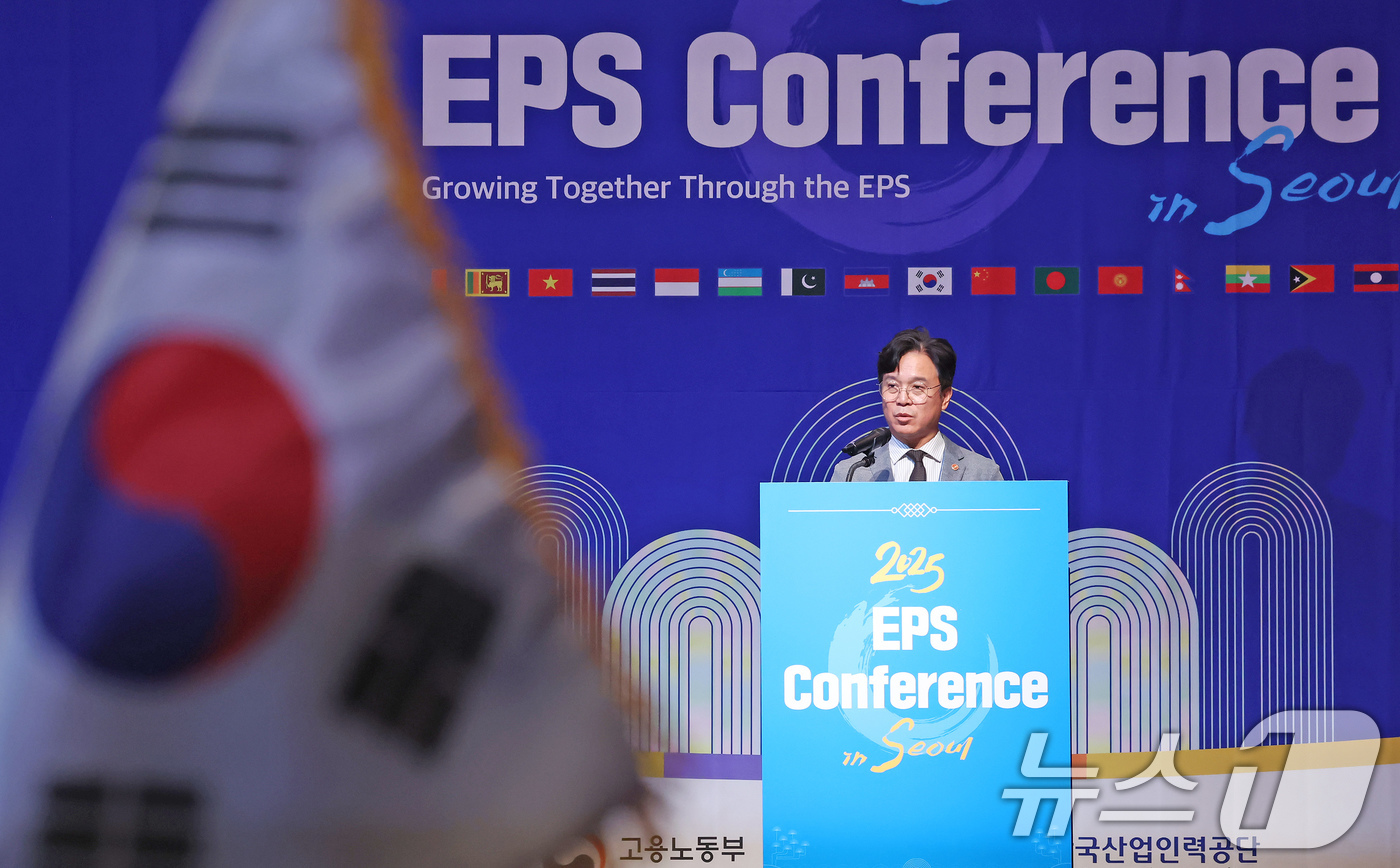 (서울=뉴스1) 장수영 기자 = 김영훈 고용노동부 장관이 6일 오전 서울 중구 신라호텔에서 열린 EPS(고용허가제) 콘퍼런스에서 인사말을 하고 있다. 2025.8.6/뉴스1