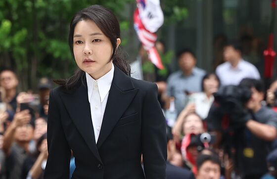 김건희 출석에 "인권 보장" 외친 지지자들…"구속하라" 맞불도(종합)