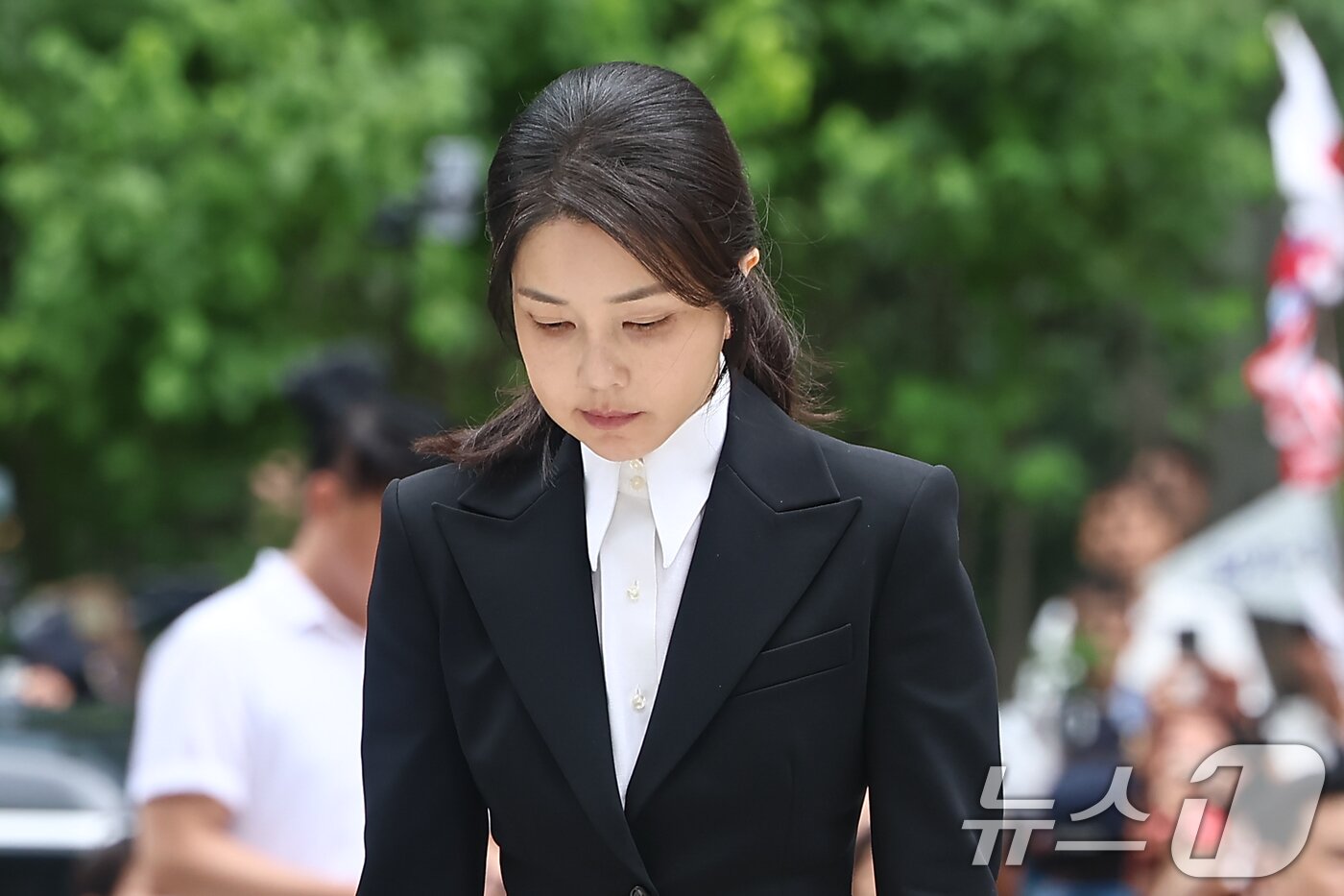 본문 이미지 - 윤석열 전 대통령 부인 김건희 여사가 6일 서울 종로구에 마련된 김건희 특검팀(특별검사 민중기) 사무실로 조사를 받기 위해 출석하고 있다./뉴스1 ⓒ News1 김도우 기자