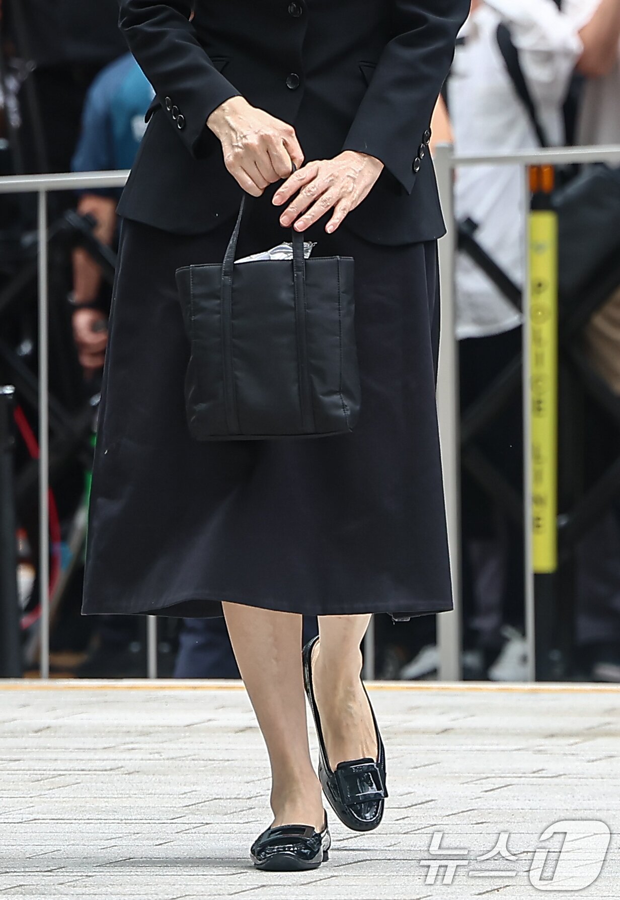 본문 이미지 - 윤석열 전 대통령 부인 김건희 여사가 6일 서울 종로구에 마련된 김건희 특검팀&#40;특별검사 민중기&#41; 사무실로 조사를 받기 위해 출석했다. 사진은 김여사가 착용한 구두와 가방. 2025.8.6/뉴스1 ⓒ News1 김도우 기자