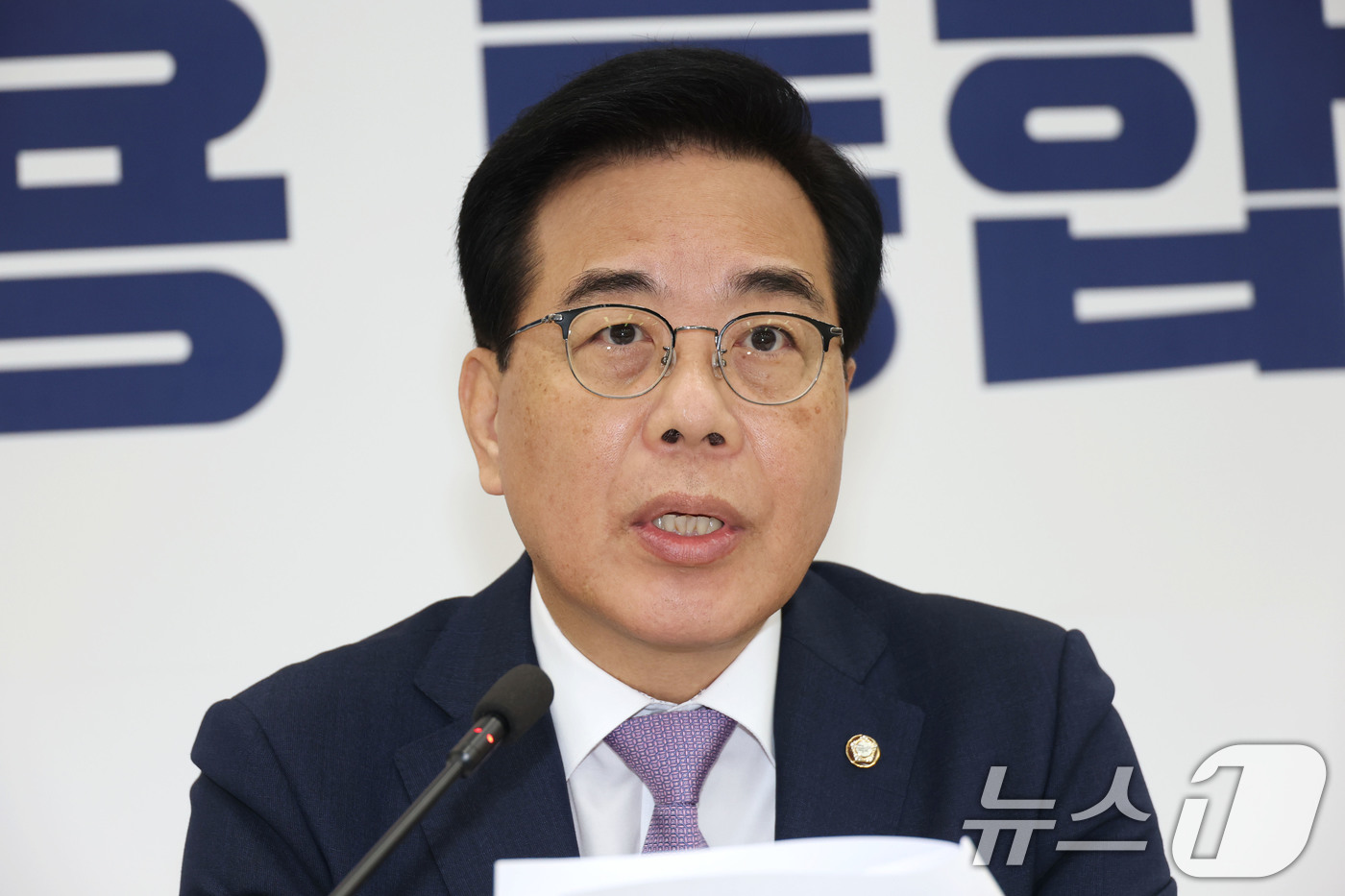 (서울=뉴스1) 이광호 기자 = 송언석 국민의힘 비상대책위원장 겸 원내대표가 6일 오전 서울 여의도 국회에서 현안 관련 기자간담회를 하고 있다. 2025.8.6/뉴스1
