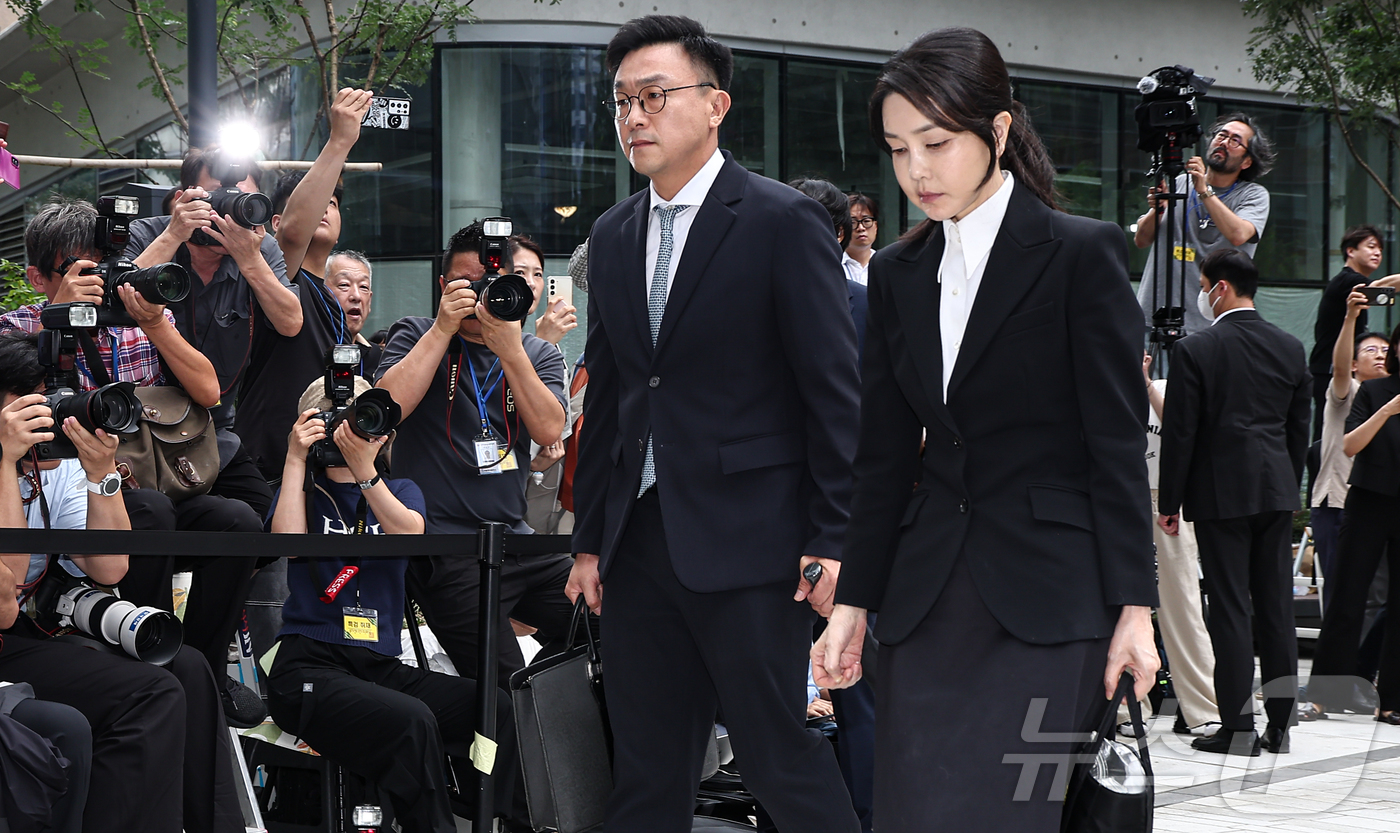 (서울=뉴스1) 김도우 기자 = 윤석열 전 대통령 부인 김건희 여사가 6일 서울 종로구에 마련된 김건희 특검팀(특별검사 민중기) 사무실로 조사를 받기 위해 출석하고 있다. 2025 …