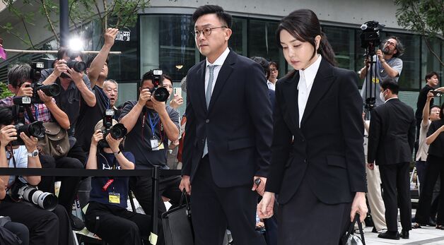 포토라인 지나가는 김건희 여사