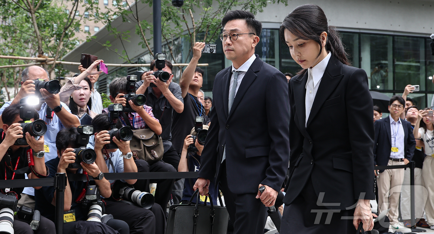 (서울=뉴스1) 김도우 기자 = 윤석열 전 대통령 부인 김건희 여사가 6일 서울 종로구에 마련된 김건희 특검팀(특별검사 민중기) 사무실로 조사를 받기 위해 출석하고 있다. 2025 …