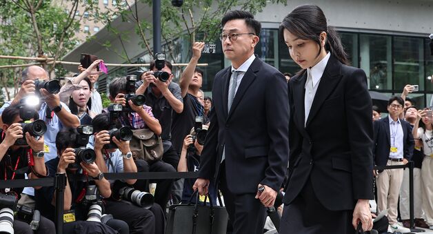 포토라인 지나가는 김건희 여사