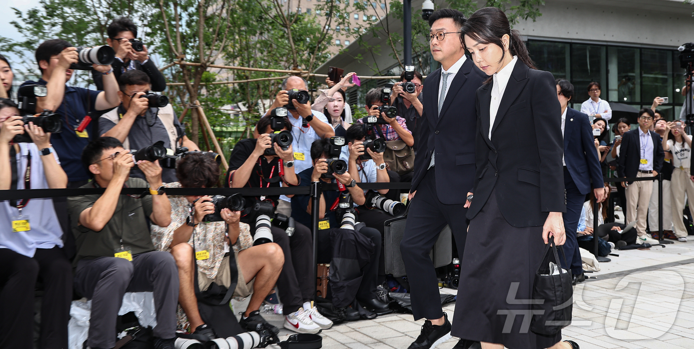 (서울=뉴스1) 김도우 기자 = 윤석열 전 대통령 부인 김건희 여사가 6일 서울 종로구에 마련된 김건희 특검팀(특별검사 민중기) 사무실로 조사를 받기 위해 출석하고 있다. 2025 …