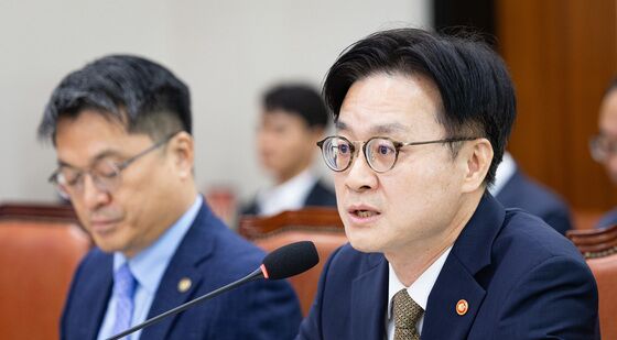 질의 답하는 김정관 산자부 장관