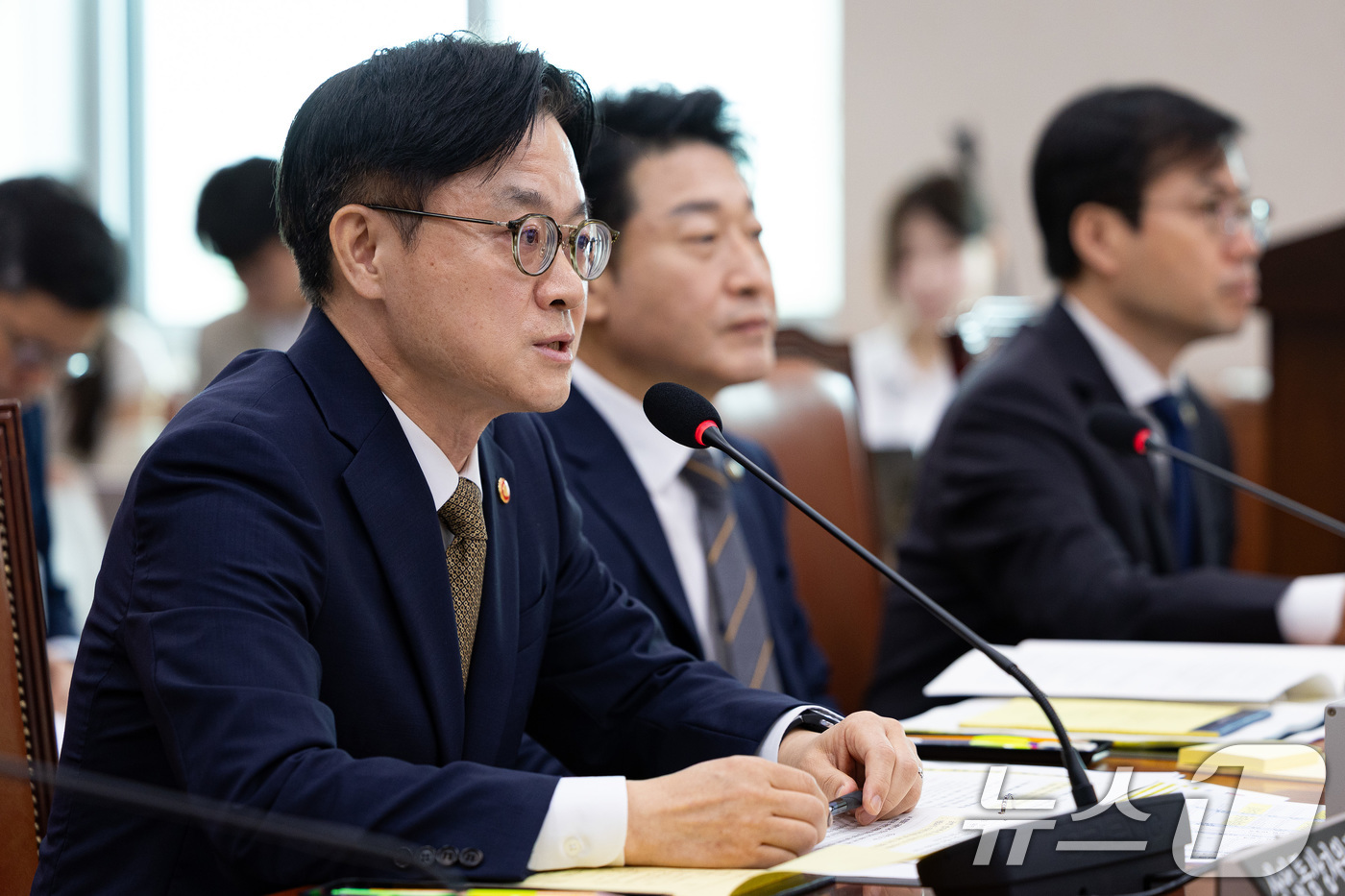 (서울=뉴스1) 유승관 기자 = 김정관 산업통상자원부 장관이 6일 서울 여의도 국회에서 열린 제428회 국회(임시회) 산업통상자원중소벤처기업위원회 1차 전체회의에 출석해 한미 관세 …