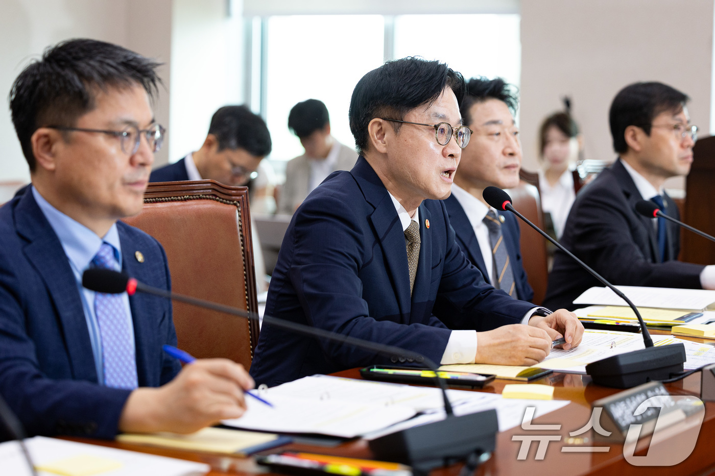 (서울=뉴스1) 유승관 기자 = 김정관 산업통상자원부 장관이 6일 서울 여의도 국회에서 열린 제428회 국회(임시회) 산업통상자원중소벤처기업위원회 1차 전체회의에 출석해 한미 관세 …