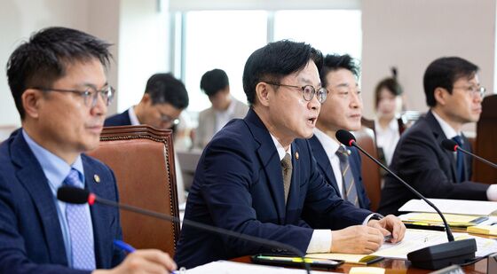 답변하는 김정관 산자부 장관