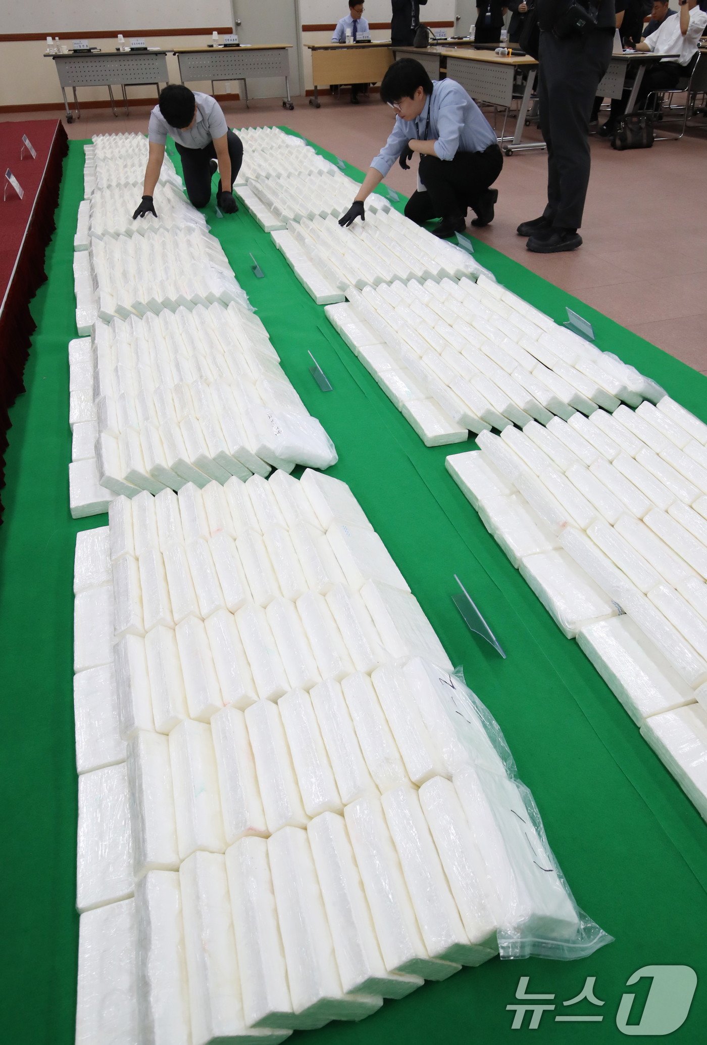 (부산=뉴스1) 윤일지 기자 = 6일 부산 연제구 부산지방검찰청 중회의실에서 열린 부산항 역대 최대 규모 마약류 밀수입 사건 수사 결과 합동 브리핑에서 시가 3000억 원 상당의 …