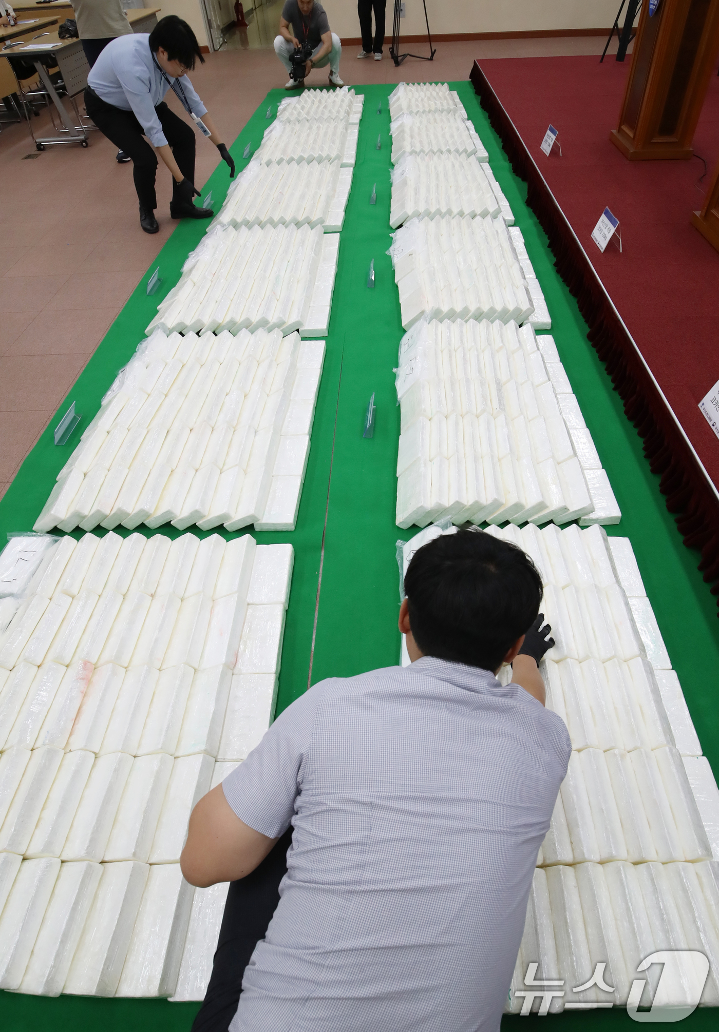 (부산=뉴스1) 윤일지 기자 = 6일 부산 연제구 부산지방검찰청 중회의실에서 열린 부산항 역대 최대 규모 마약류 밀수입 사건 수사 결과 합동 브리핑에서 시가 3000억 원 상당의 …