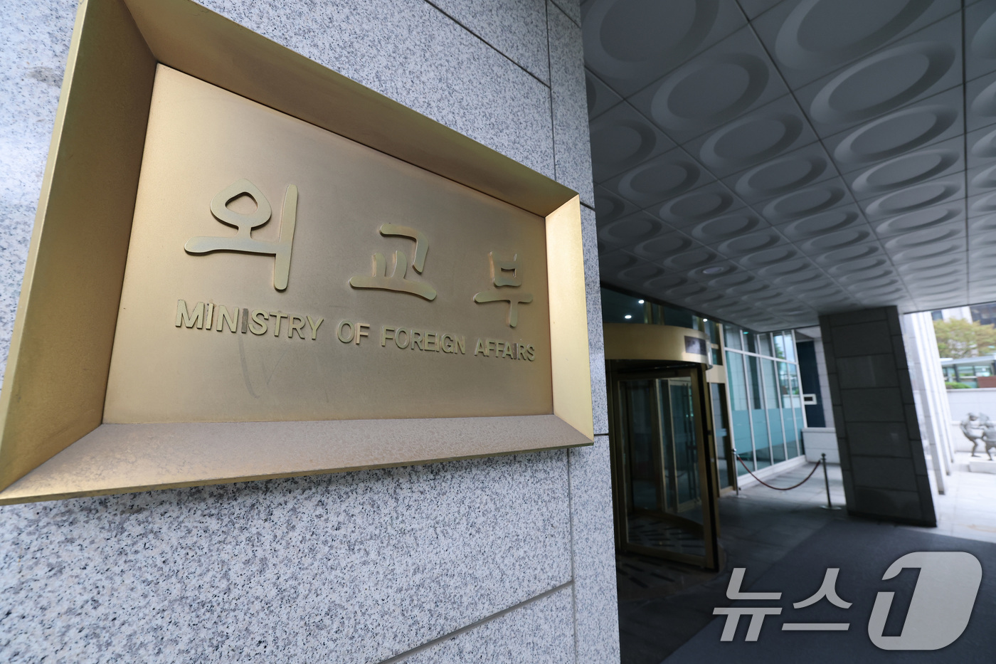 (서울=뉴스1) 임세영 기자 = 해병대원 순직사건 관련 의혹을 수사하는 순직해병특검팀(특별검사 이명현)이 6일 '이종섭 도피 의혹' 수사를 위해 외교부 청사 압수수색에 나섰다.특검 …