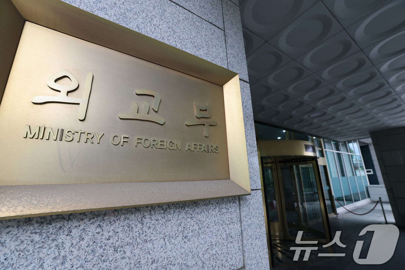 (서울=뉴스1) 임세영 기자 = 해병대원 순직사건 관련 의혹을 수사하는 순직해병특검팀(특별검사 이명현)이 6일 '이종섭 도피 의혹' 수사를 위해 외교부 청사 압수수색에 나섰다.특검 …