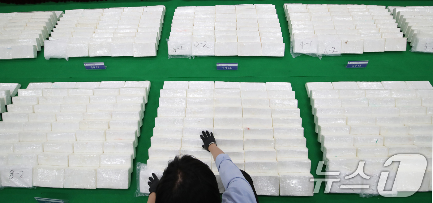 (부산=뉴스1) 윤일지 기자 = 6일 부산 연제구 부산지방검찰청 중회의실에서 열린 부산항 역대 최대 규모 마약류 밀수입 사건 수사 결과 합동 브리핑에서 시가 3000억 원 상당의 …