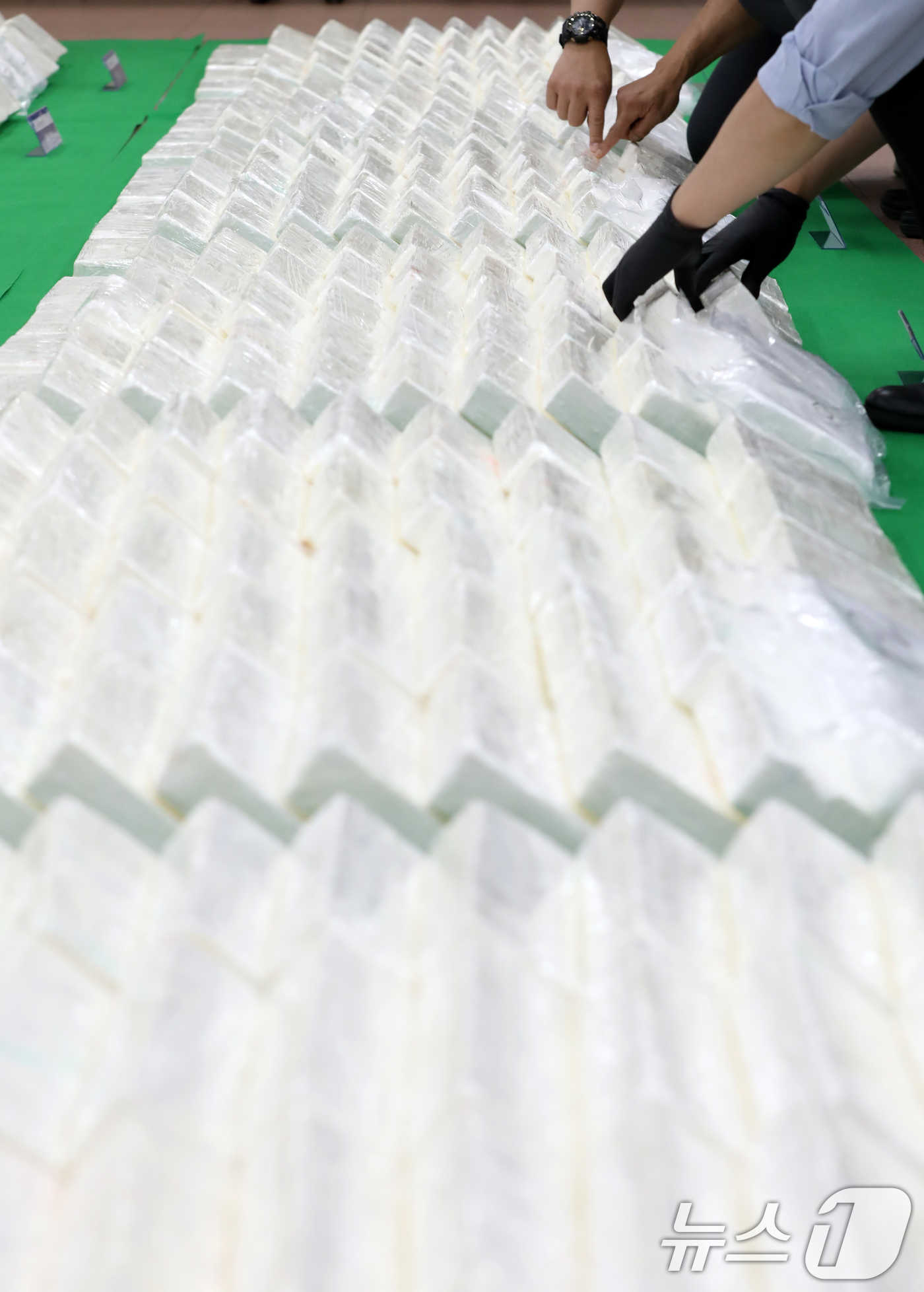 (부산=뉴스1) 윤일지 기자 = 6일 부산 연제구 부산지방검찰청 중회의실에서 열린 부산항 역대 최대 규모 마약류 밀수입 사건 수사 결과 합동 브리핑에서 시가 3000억 원 상당의 …