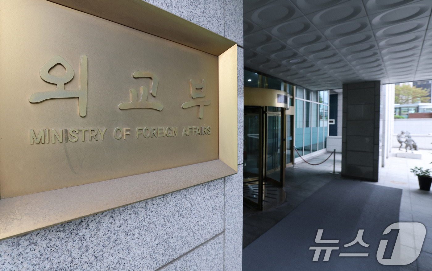 (서울=뉴스1) 임세영 기자 = 해병대원 순직사건 관련 의혹을 수사하는 순직해병특검팀(특별검사 이명현)이 6일 '이종섭 도피 의혹' 수사를 위해 외교부 청사 압수수색에 나섰다.특검 …