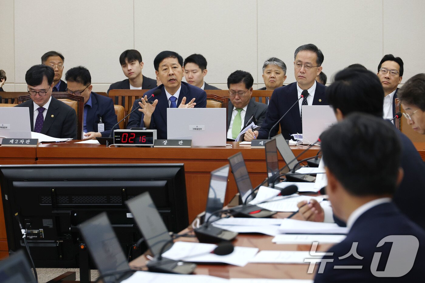 본문 이미지 - 구윤철 경제부총리 겸 기획재정부 장관이 6일 오전 서울 여의도 국회에서 열린 기획재정위원회 전체회의에 출석해 한미 관세 협상과 관련한 의원 질의에 답하고 있다. 2025.8.6/뉴스1 ⓒ News1 이광호 기자