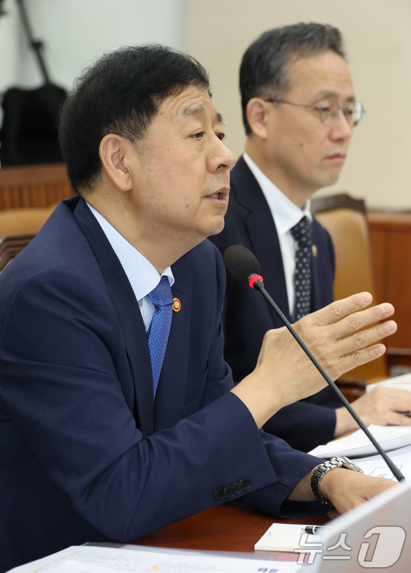 (서울=뉴스1) 이광호 기자 = 구윤철 경제부총리 겸 기획재정부 장관이 6일 오전 서울 여의도 국회에서 열린 기획재정위원회 전체회의에 출석해 한미 관세 협상과 관련한 의원 질의에 …