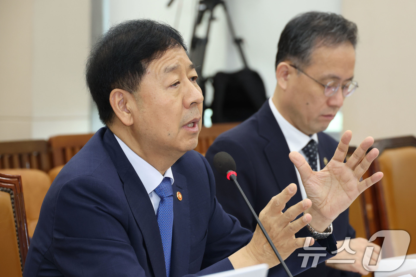 (서울=뉴스1) 이광호 기자 = 구윤철 경제부총리 겸 기획재정부 장관이 6일 오전 서울 여의도 국회에서 열린 기획재정위원회 전체회의에 출석해 한미 관세 협상과 관련한 의원 질의에 …