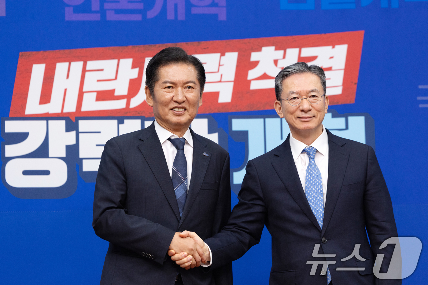 (서울=뉴스1) 이승배 기자 = 정청래 더불어민주당 대표가 6일 서울 여의도 국회 당대표 회의실에서 정성호 법무부 장관을 접견하고 있다. 2025.8.6/뉴스1