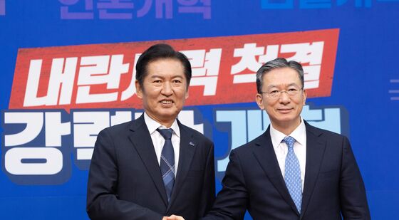 손 맞잡은 정청래 민주당 대표와 정성호 법무부 장관