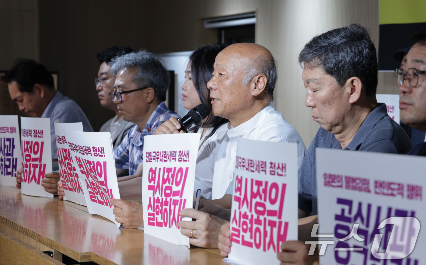 (서울=뉴스1) 신웅수 기자 = 박석운 한일역사정의평화행동 공동대표가 6일 오전 서울 종로구 향린교회에서 가진 '해방 80년, 역사정의 실현을 위한 시민사회 기자회견'에서 발언하고 …