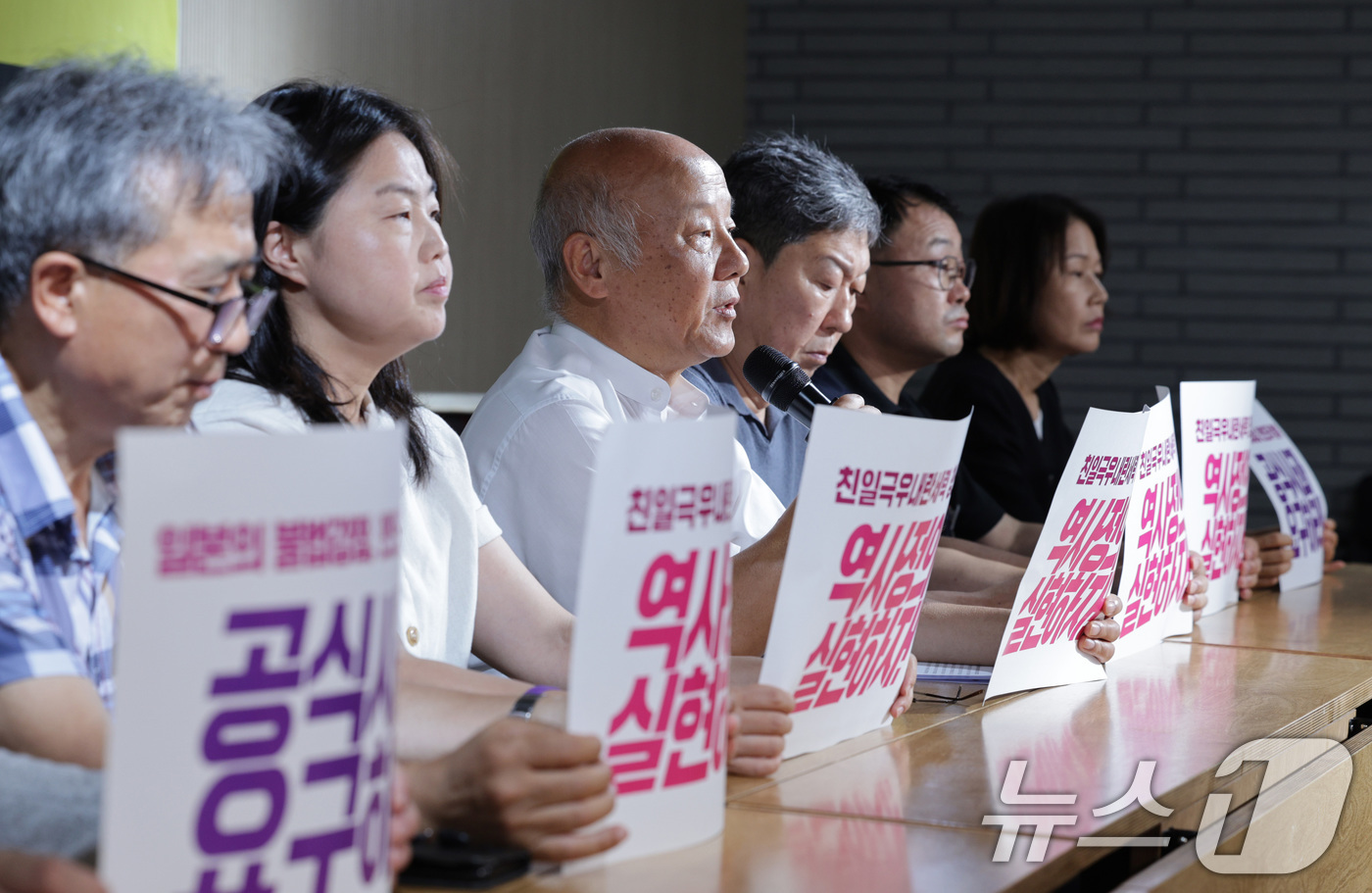 (서울=뉴스1) 신웅수 기자 = 박석운 한일역사정의평화행동 공동대표가 6일 오전 서울 종로구 향린교회에서 가진 '해방 80년, 역사정의 실현을 위한 시민사회 기자회견'에서 발언하고 …