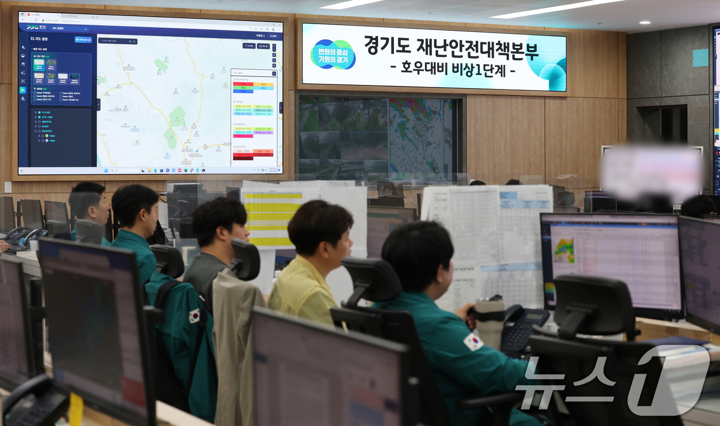 (수원=뉴스1) 김영운 기자 = 경기도 전 지역에 많은 비가 내릴 것으로 예상됨에 따라 경기도가 6일 새벽 3시부터 비상 1단계 발령하는 등 사전대응에 나선 가운데 사진은 이날 오 …