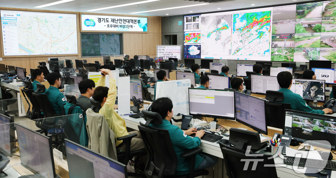 (수원=뉴스1) 김영운 기자 = 경기도 전 지역에 많은 비가 내릴 것으로 예상됨에 따라 경기도가 6일 새벽 3시부터 비상 1단계 발령하는 등 사전대응에 나선 가운데 사진은 이날 오 …