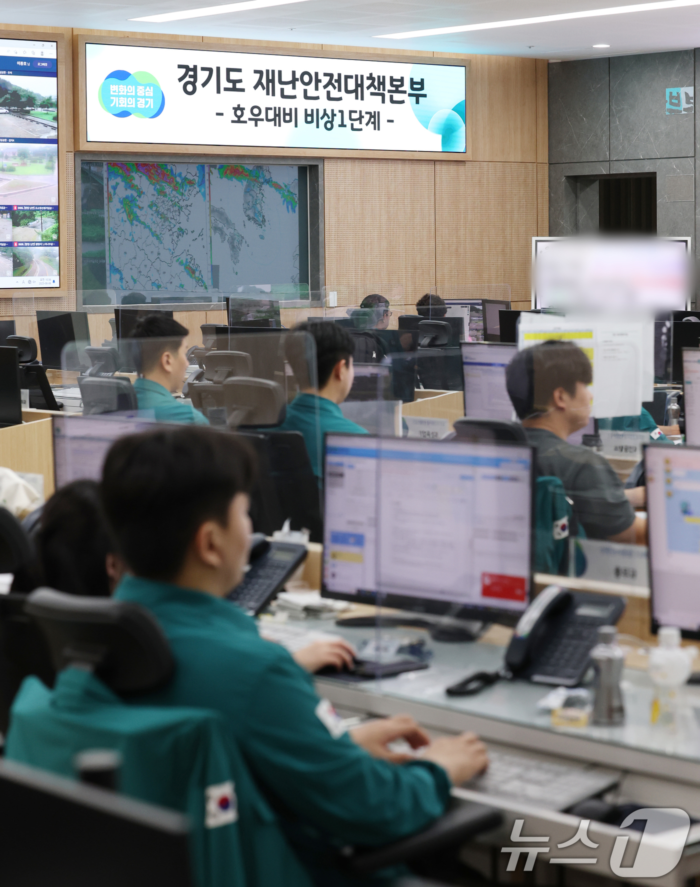 (수원=뉴스1) 김영운 기자 = 경기도 전 지역에 많은 비가 내릴 것으로 예상됨에 따라 경기도가 6일 새벽 3시부터 비상 1단계 발령하는 등 사전대응에 나선 가운데 사진은 이날 오 …